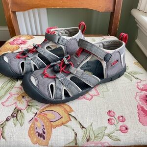 KEEN Seacamp II CNX Sandals Big Kid Size 2 | Gray Red Outdoor Water Hiking Shoes